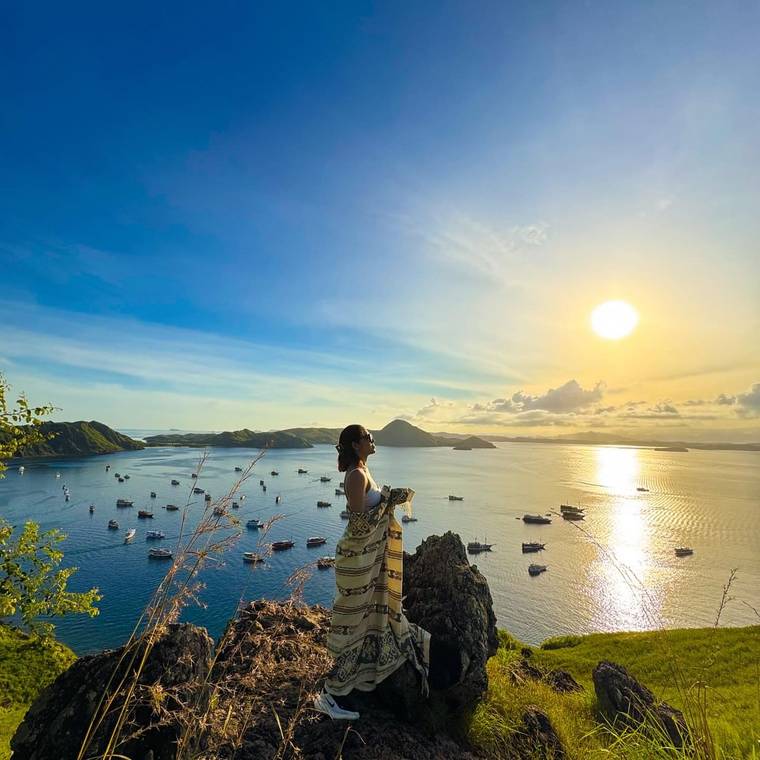Sehari Privat: Komodo Rinca, Tari Animal Pop, Snorkeling Pempeng, Strawberry Rock & Sunset Kalong