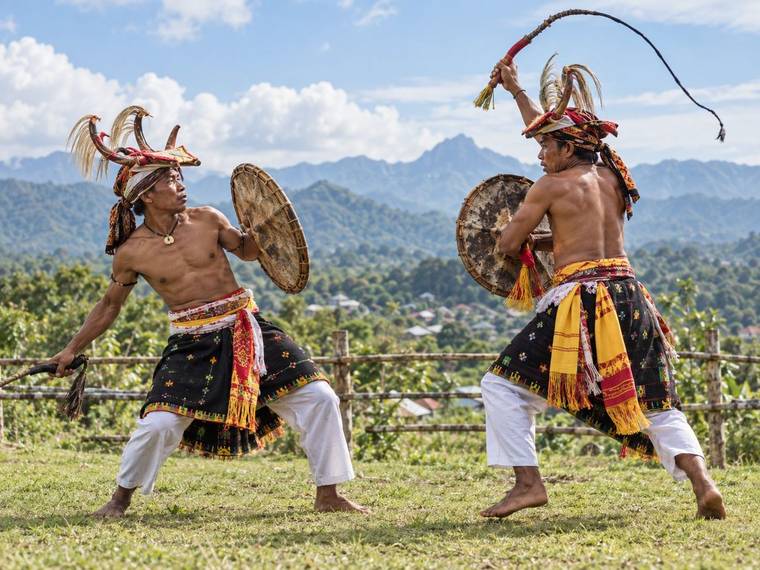 Sehari Privat: Gua Rangko, Air Terjun Cunca Plias, Buah Segar & Kampung Melo (Tari Caci Opsional)