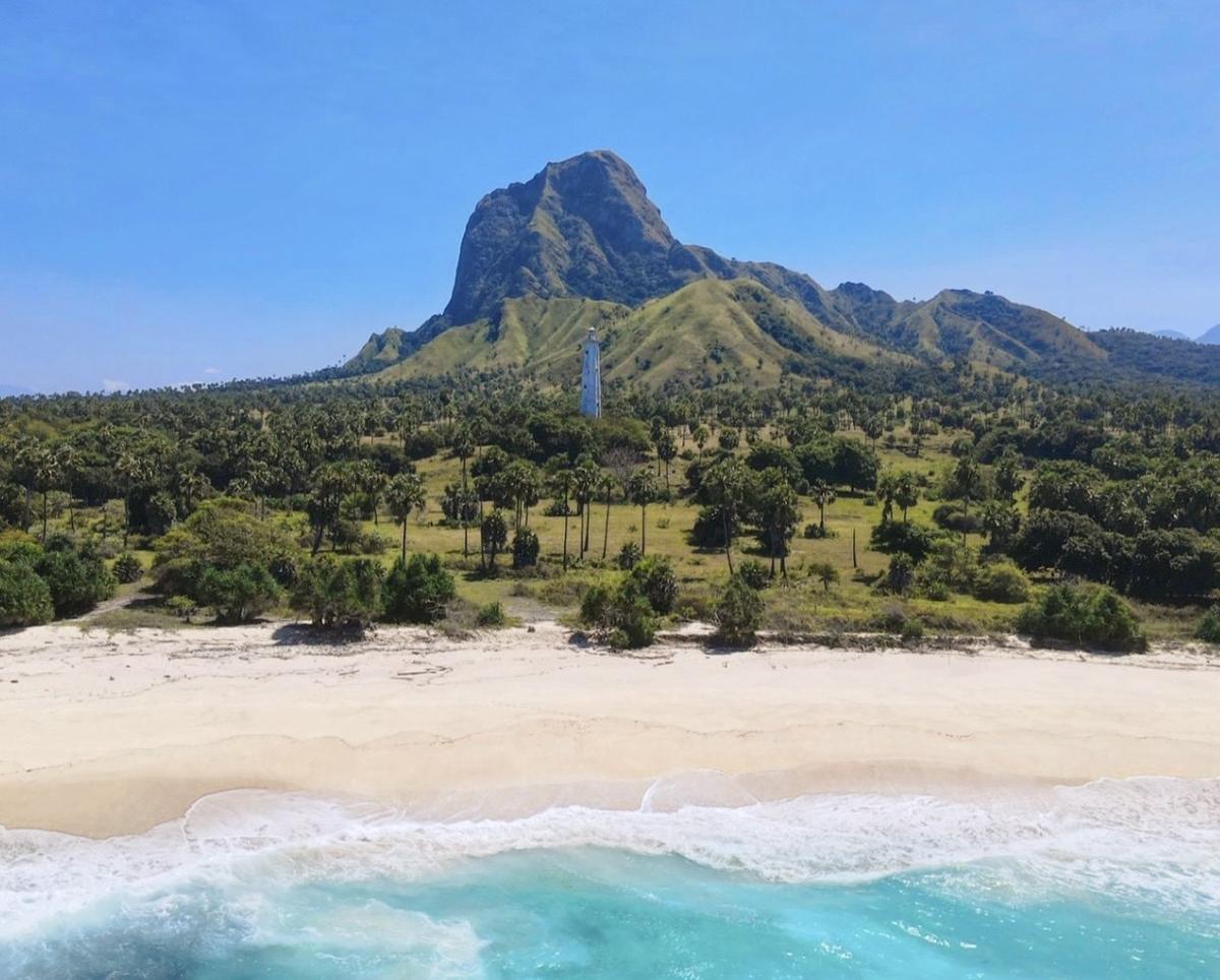 Trip Sehari Nuca Molas: Savana, Mercusuar & Pantai-Pantai Sepi Flores Selatan