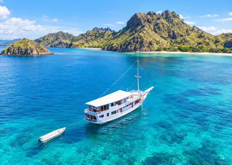 4 Hari 3 Malam Berlayar dari Lombok ke Labuan Bajo: Hiu Paus, Komodo, Semua Biaya Termasuk