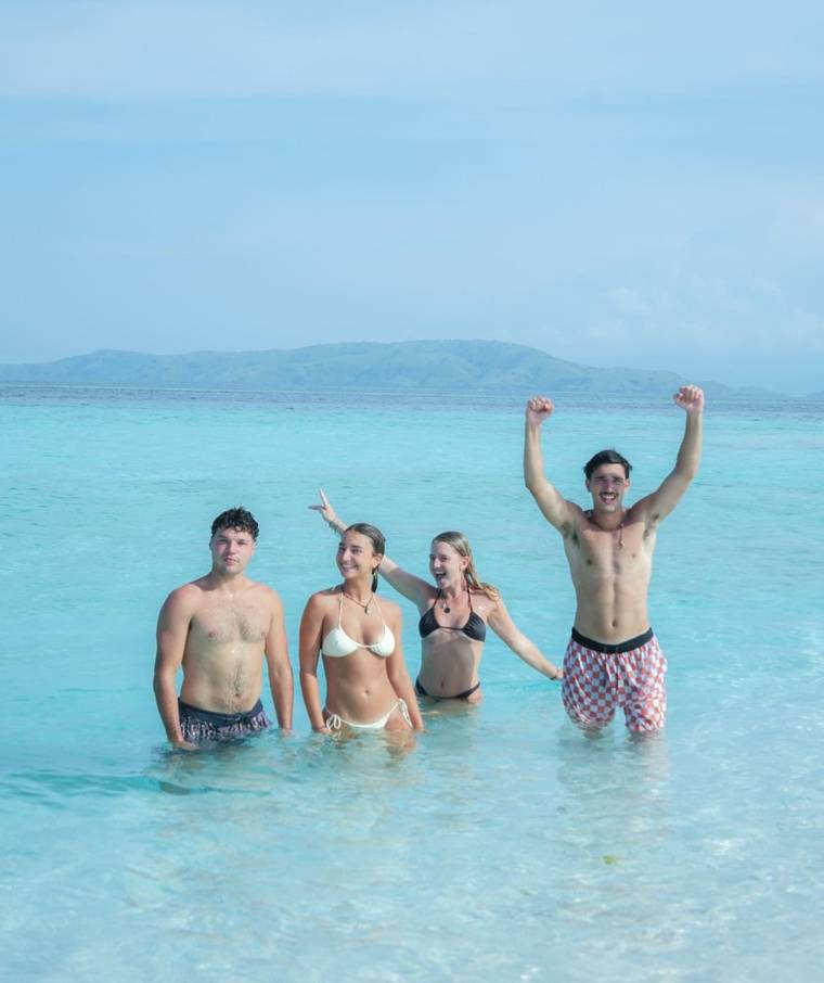 4 Hari 3 Malam Hiu Paus Sumbawa & Pulau Moyo Naik Pesawat (dari Lombok, Bali, atau Labuan Bajo)